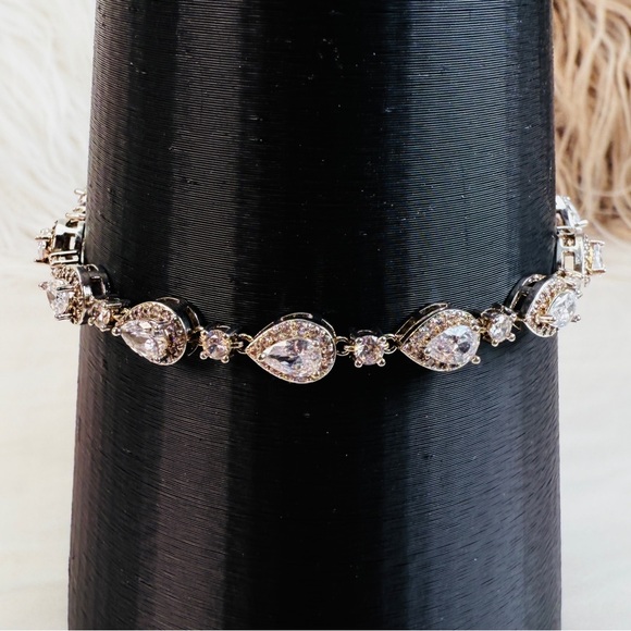 Jewelry - Beautiful vintage Silvertone bling tennis bracelet